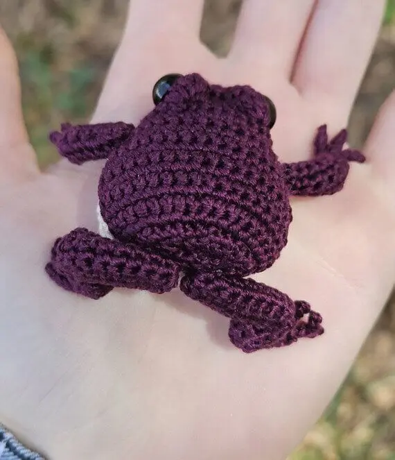 LLT Thick Legs Variation – Free Crochet Pattern for Amigurumi Frogs