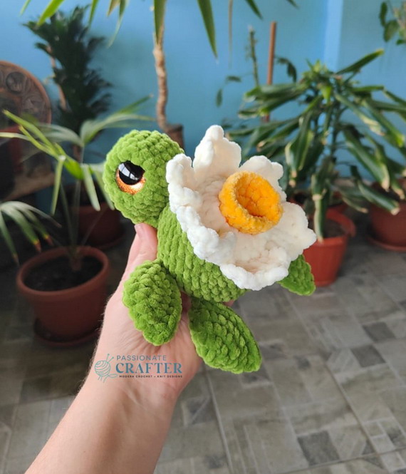 Daffodil Turtle No-Sew Crochet Pattern