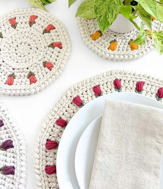 Tulip Placemat Set Free Crochet Pattern and Video Tutorial