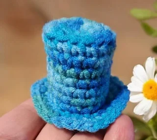 sombrero-copa-amigurumi.webp