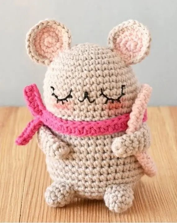 Crochet Mouse Pattern by Tiny Curl